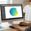 Disenador trabajando un logo vectorial en pantalla junto a pruebas de color impresas