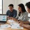 Equipo de marketing revisando datos y reportes impresos en una oficina